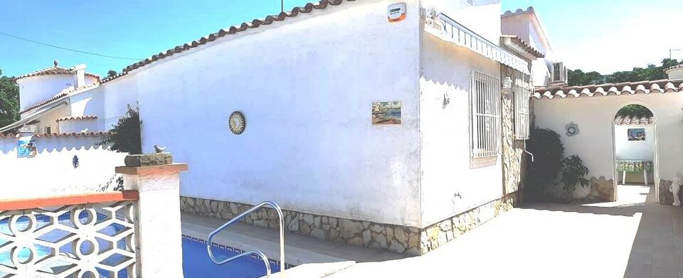 EXCLUSIVE TO GRAB. PLEASANT SUNNY ONE LEVEL HOUSE in a quiet area of ​​Empuriabrava. 2 bedrooms, swimming pool. Ideal for retirees.