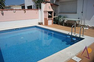 Imposing house in a quiet residential area of Empuriabrava 1 floor 4 bedrooms swimming pool