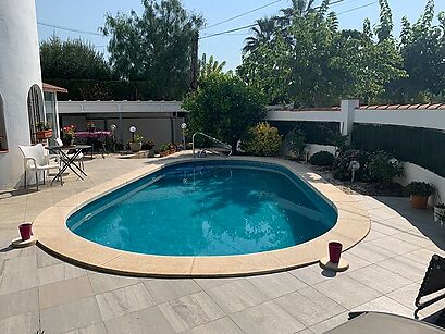 AGRADABLE CASA DE 3 DORMITORIOS EN ZONA RESIDENCIAL DE EMPURIABRAVA con piscina, porche, parking doble.