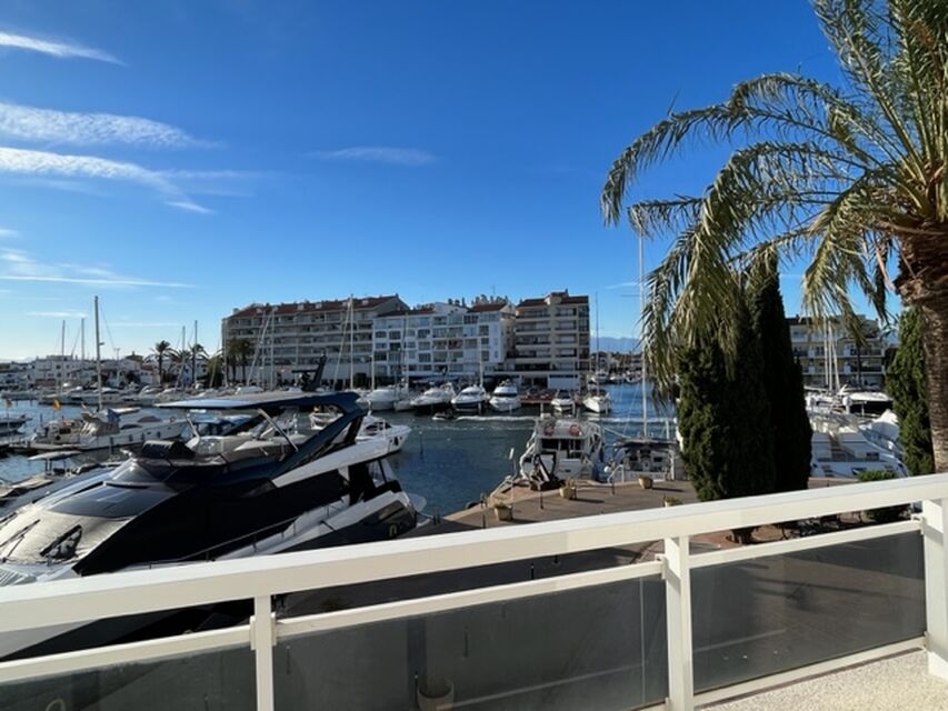 OFFER. 1 BEDROOM APARTMENT VIEW MAIN PORT CLOSE TO THE CENTER in quiet area. With elevator and disabled access.