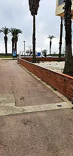 NOVA. EXCLUSIVITAT. AMB VISTES A LA PLATJA D'EMPURIABRAVA. APROXIMADAMENT 500 M2 DE TERRASSA EN UNA PARCEL·LA DE 250 M2 QUE NECESSITA REFORMAR.