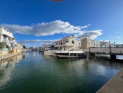 NEW. EXCLUSIVITY. 2-BEDROOM CANAL VIEW APARTMENT NEAR THE CENTER AND THE BEACH. WITH GARAGE.