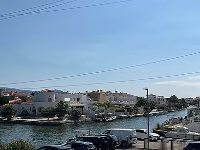 EXKLUSIVITÄT. NEU. GROSSE RENOVIERTE WOHNUNG. ERSTER STOCK. BLICK AUF DEN HAFEN UND DEN HAUPTKANAL. SONNIG.