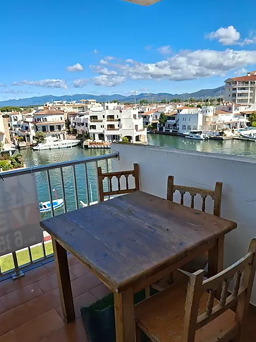 Gran estudi amb vistes espectaculars. Barri tranquil, a 1 minut del centre i a 3 de la platja d'Empuriabrava.