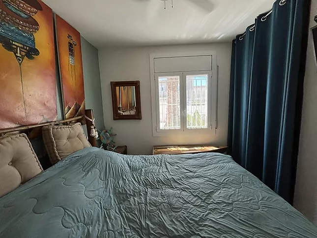 MAISON R&Eacute;NOV&Eacute;E DE PLAIN-PIED AVEC PISCINE, 2 CHAMBRES DANS SECTEUR TRANQUILLE D' EMPURIABRAVA. AMARRE POSSIBLE.