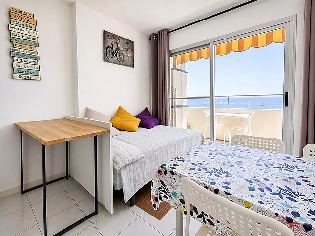 WITH TOURIST LICENSE, STUDI0 WITH SLEEPING ALCOLVE FACING THE SEA, 50M FROM THE CENTER AND THE BEACH.  POSIBLE PURCHASE OF GROUND PARKING.