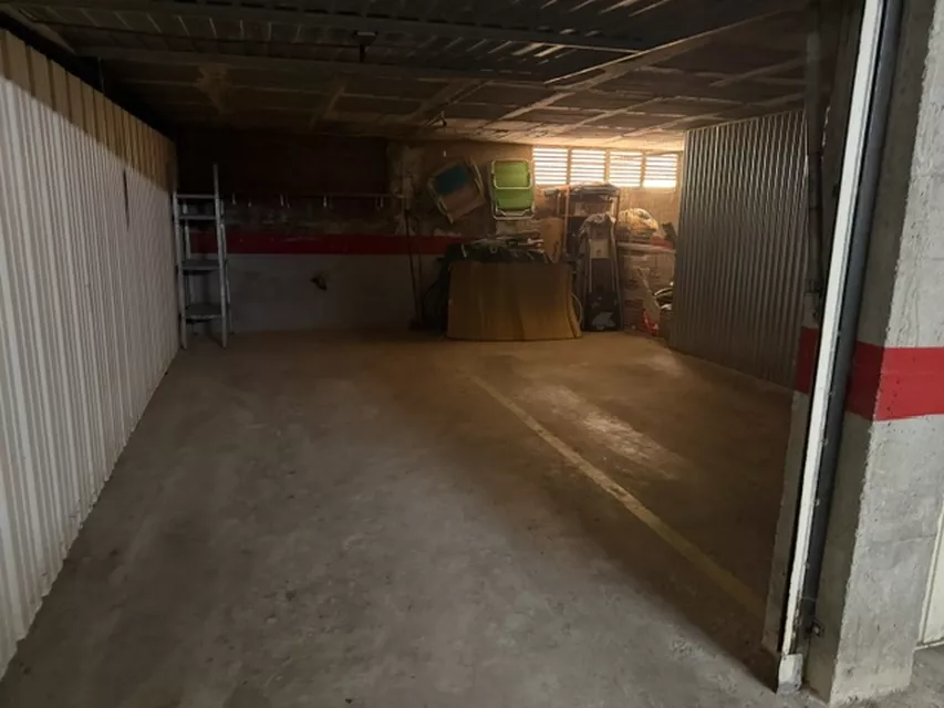 WOHNUNG MIT 2 SCHLAFZIMMERN IN GUTEM ZUSTAND, 50 M VOM STRAND UND DEM ZENTRUM VON EMPURIABRAVA ENTFERNT.