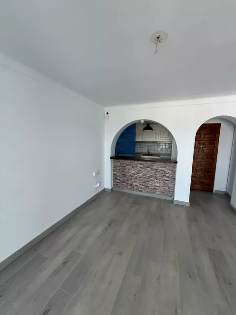 WOHNUNG MIT 2 SCHLAFZIMMERN IN GUTEM ZUSTAND, 50 M VOM STRAND UND DEM ZENTRUM VON EMPURIABRAVA ENTFERNT.