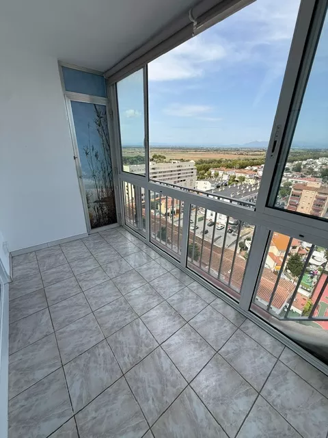 WOHNUNG MIT 2 SCHLAFZIMMERN IN GUTEM ZUSTAND, 50 M VOM STRAND UND DEM ZENTRUM VON EMPURIABRAVA ENTFERNT.