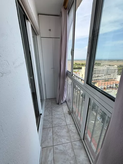 WOHNUNG MIT 2 SCHLAFZIMMERN IN GUTEM ZUSTAND, 50 M VOM STRAND UND DEM ZENTRUM VON EMPURIABRAVA ENTFERNT.