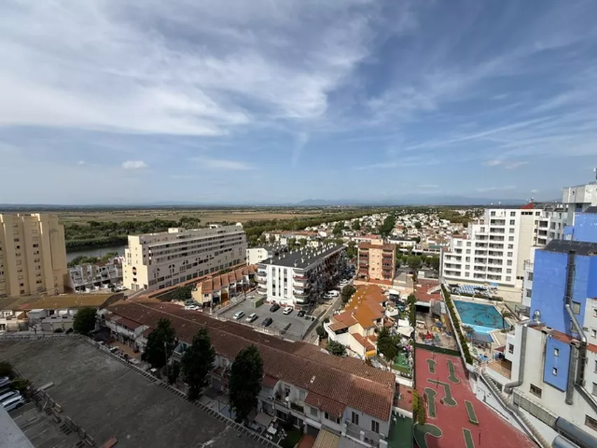 WOHNUNG MIT 2 SCHLAFZIMMERN IN GUTEM ZUSTAND, 50 M VOM STRAND UND DEM ZENTRUM VON EMPURIABRAVA ENTFERNT.