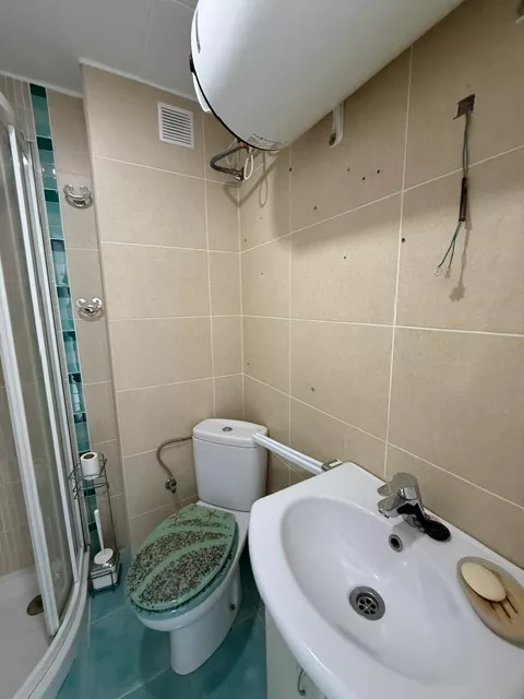 WOHNUNG MIT 2 SCHLAFZIMMERN IN GUTEM ZUSTAND, 50 M VOM STRAND UND DEM ZENTRUM VON EMPURIABRAVA ENTFERNT.