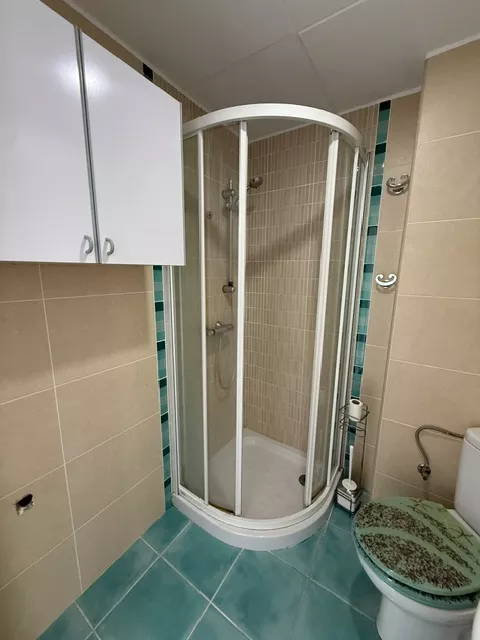 WOHNUNG MIT 2 SCHLAFZIMMERN IN GUTEM ZUSTAND, 50 M VOM STRAND UND DEM ZENTRUM VON EMPURIABRAVA ENTFERNT.
