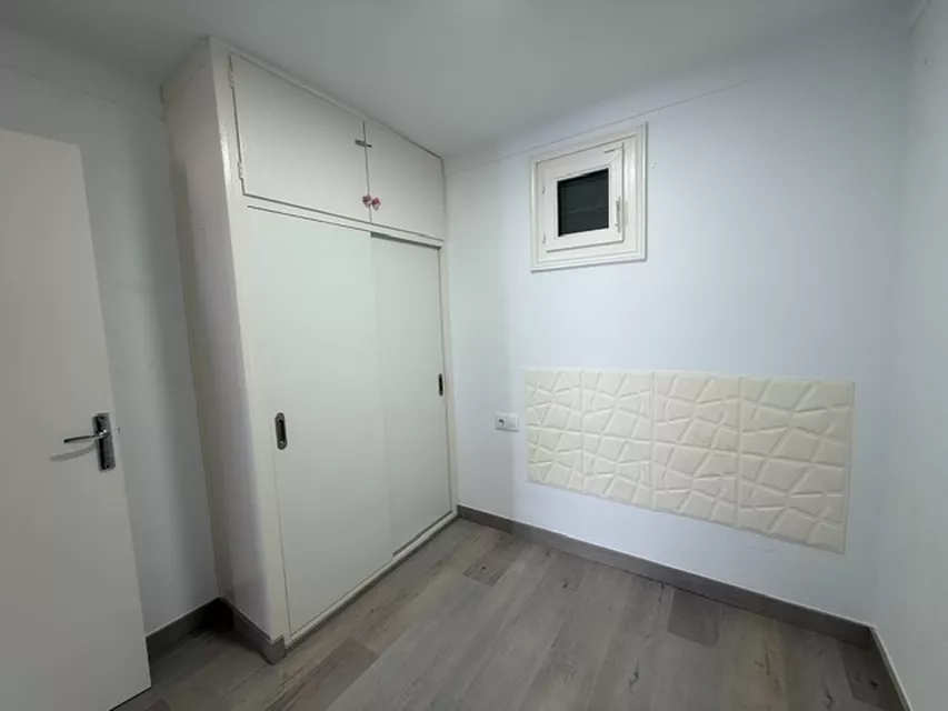 WOHNUNG MIT 2 SCHLAFZIMMERN IN GUTEM ZUSTAND, 50 M VOM STRAND UND DEM ZENTRUM VON EMPURIABRAVA ENTFERNT.