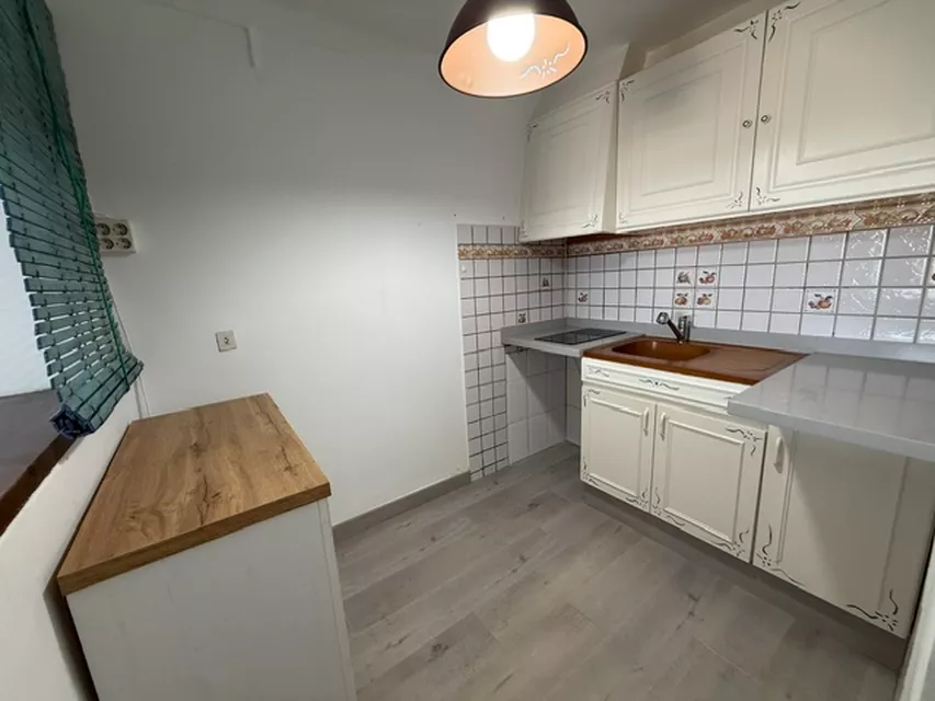 WOHNUNG MIT 2 SCHLAFZIMMERN IN GUTEM ZUSTAND, 50 M VOM STRAND UND DEM ZENTRUM VON EMPURIABRAVA ENTFERNT.
