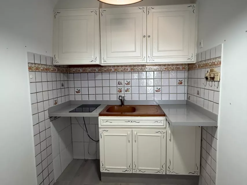 WOHNUNG MIT 2 SCHLAFZIMMERN IN GUTEM ZUSTAND, 50 M VOM STRAND UND DEM ZENTRUM VON EMPURIABRAVA ENTFERNT.