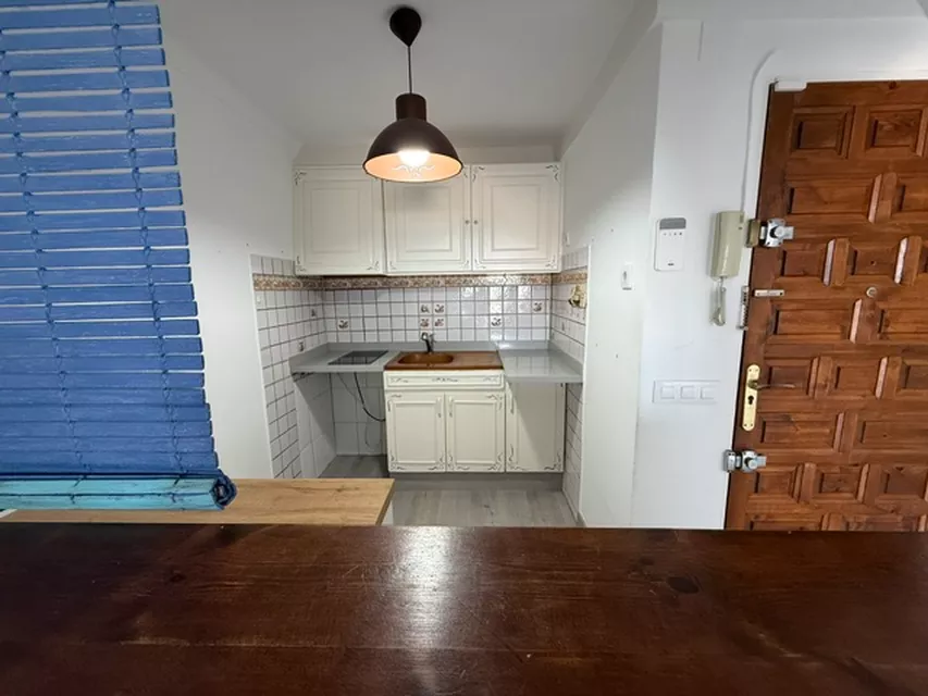 WOHNUNG MIT 2 SCHLAFZIMMERN IN GUTEM ZUSTAND, 50 M VOM STRAND UND DEM ZENTRUM VON EMPURIABRAVA ENTFERNT.
