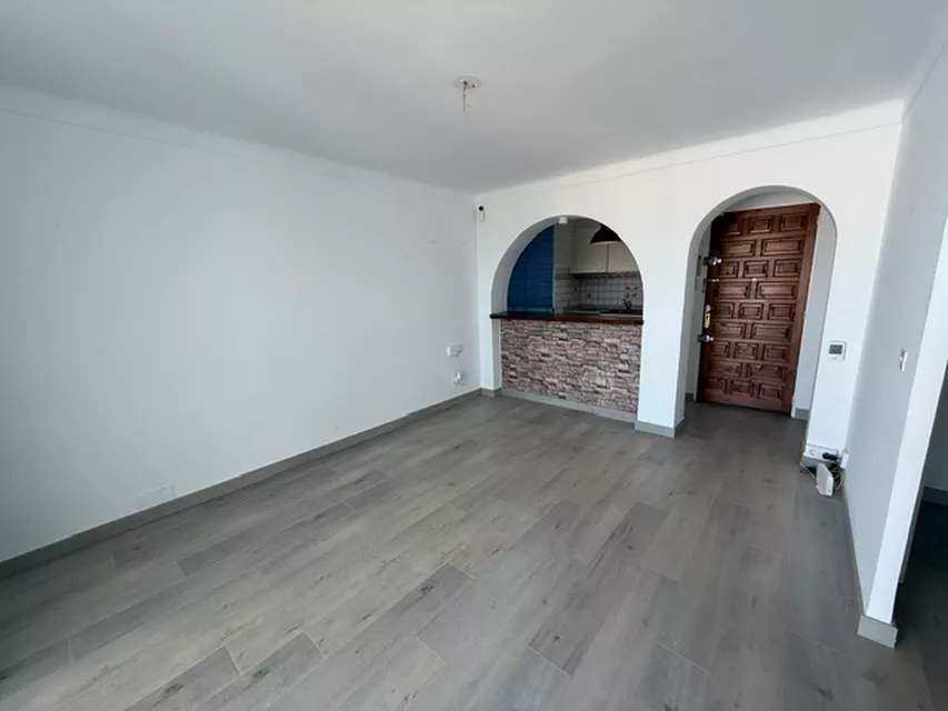 WOHNUNG MIT 2 SCHLAFZIMMERN IN GUTEM ZUSTAND, 50 M VOM STRAND UND DEM ZENTRUM VON EMPURIABRAVA ENTFERNT.