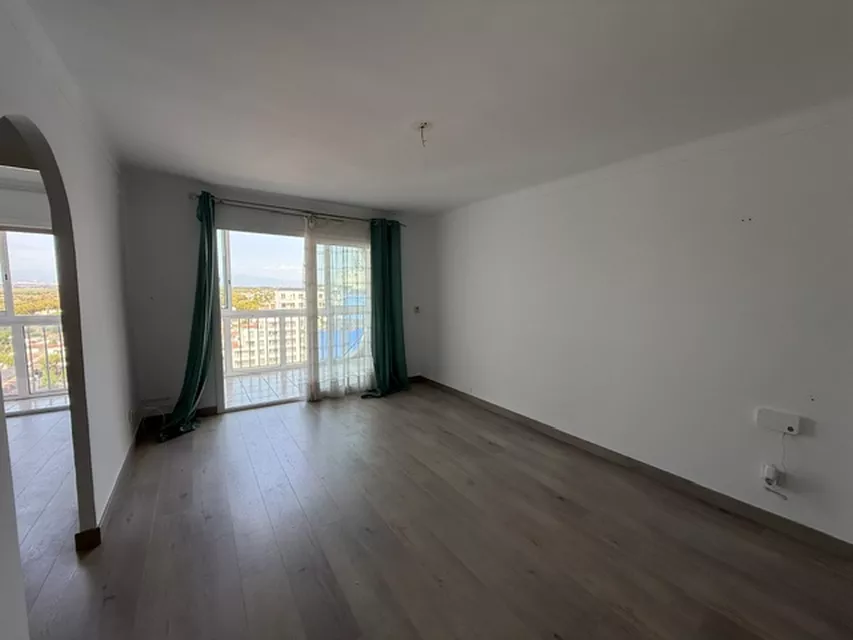 WOHNUNG MIT 2 SCHLAFZIMMERN IN GUTEM ZUSTAND, 50 M VOM STRAND UND DEM ZENTRUM VON EMPURIABRAVA ENTFERNT.