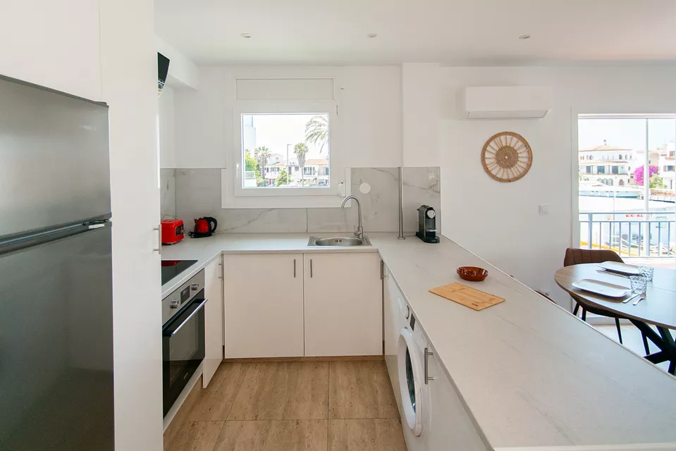 NEU, EXKLUSIVITÄT. MIT TOURISTISCHER LIZENZ UND AUFZUG, 1-ZIMMER-RENOVIERTE WOHNUNG IM ZENTRUM, RUHIGE LAGE, AUSSERGEWÖHNLICHEM BLICK AUF DEN KANAL