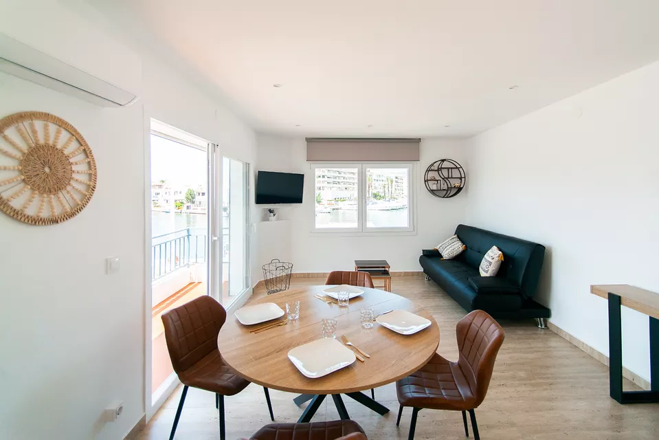 NEU, EXKLUSIVITÄT. MIT TOURISTISCHER LIZENZ UND AUFZUG, 1-ZIMMER-RENOVIERTE WOHNUNG IM ZENTRUM, RUHIGE LAGE, AUSSERGEWÖHNLICHEM BLICK AUF DEN KANAL