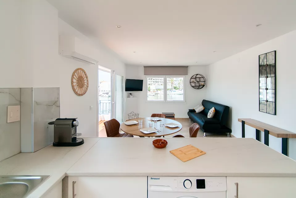 NEU, EXKLUSIVITÄT. MIT TOURISTISCHER LIZENZ UND AUFZUG, 1-ZIMMER-RENOVIERTE WOHNUNG IM ZENTRUM, RUHIGE LAGE, AUSSERGEWÖHNLICHEM BLICK AUF DEN KANAL