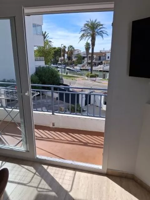 NEU, EXKLUSIVITÄT. MIT TOURISTISCHER LIZENZ UND AUFZUG, 1-ZIMMER-RENOVIERTE WOHNUNG IM ZENTRUM, RUHIGE LAGE, AUSSERGEWÖHNLICHEM BLICK AUF DEN KANAL