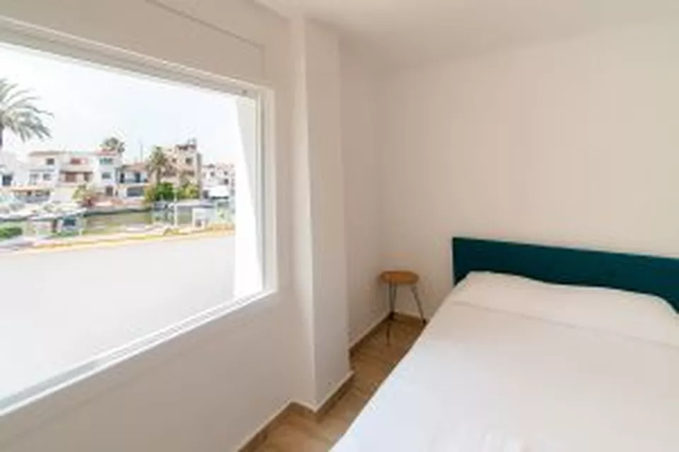 NEU, EXKLUSIVITÄT. MIT TOURISTISCHER LIZENZ UND AUFZUG, 1-ZIMMER-RENOVIERTE WOHNUNG IM ZENTRUM, RUHIGE LAGE, AUSSERGEWÖHNLICHEM BLICK AUF DEN KANAL