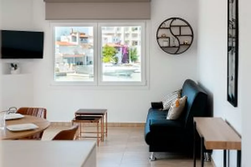 NEU, EXKLUSIVITÄT. MIT TOURISTISCHER LIZENZ UND AUFZUG, 1-ZIMMER-RENOVIERTE WOHNUNG IM ZENTRUM, RUHIGE LAGE, AUSSERGEWÖHNLICHEM BLICK AUF DEN KANAL