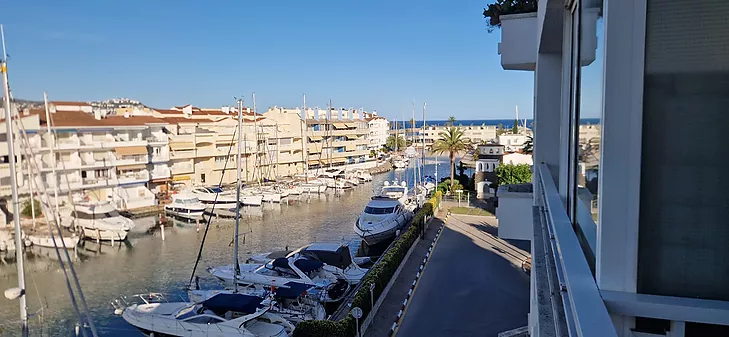 PIS REFORMAT 1 DORMITORI, ASCENSOR, VISTES AL MAR I CANAL, EN UNA ZONA TRANQUIL-LA&nbsp;PROP DE LA PLATJA I CENTRE.