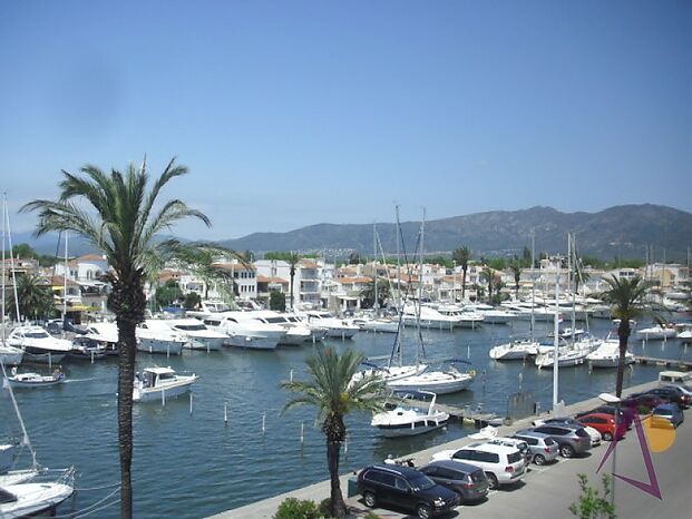 EXCLUSIVITAT. GRAN PIS AMB ASCENSOR, VISTES AL MAR, a tres minuts de la platja, &uacute;ltim pis, vistes canal principal, 3 dormitoris, 2 banys