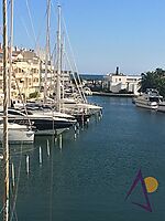 Preciós pis de 2 habitacions amb vistes al port i al mar en una zona residencial prop del centre i platja d'Empuriabrava