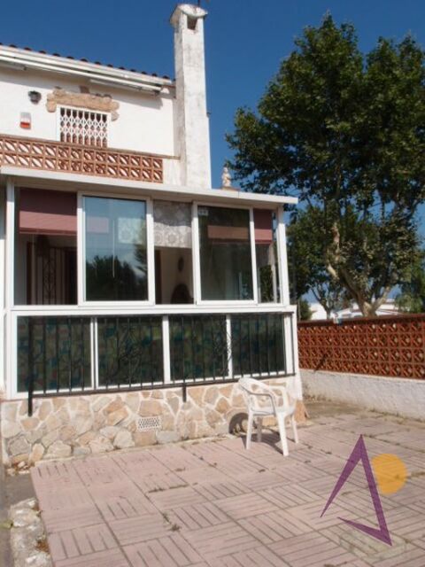 House with 1 bedroom plus one possible, wide open view and ideal sunshine. Interesting offer in Empuriabrava.