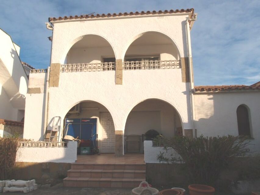2-storey cube house with mooring to convert for sale in Empuriabrava