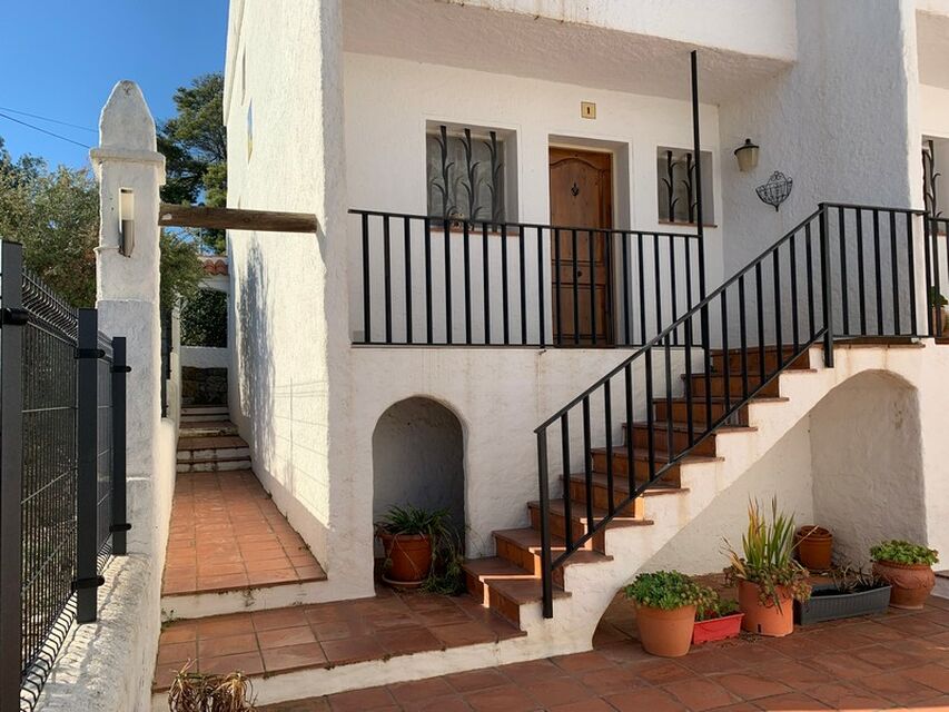 Sur les hauteurs de Roses, maison de style español conçue pour une vie agréable et tranquille à l'année avec 2 chambres. Intéressant en été: une pisci