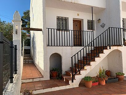 En las alturas de Roses, casa de estilo español diseñada para una vida agradable y tranquila todo el año con 2 habitaciones. Interesante en verano: pi