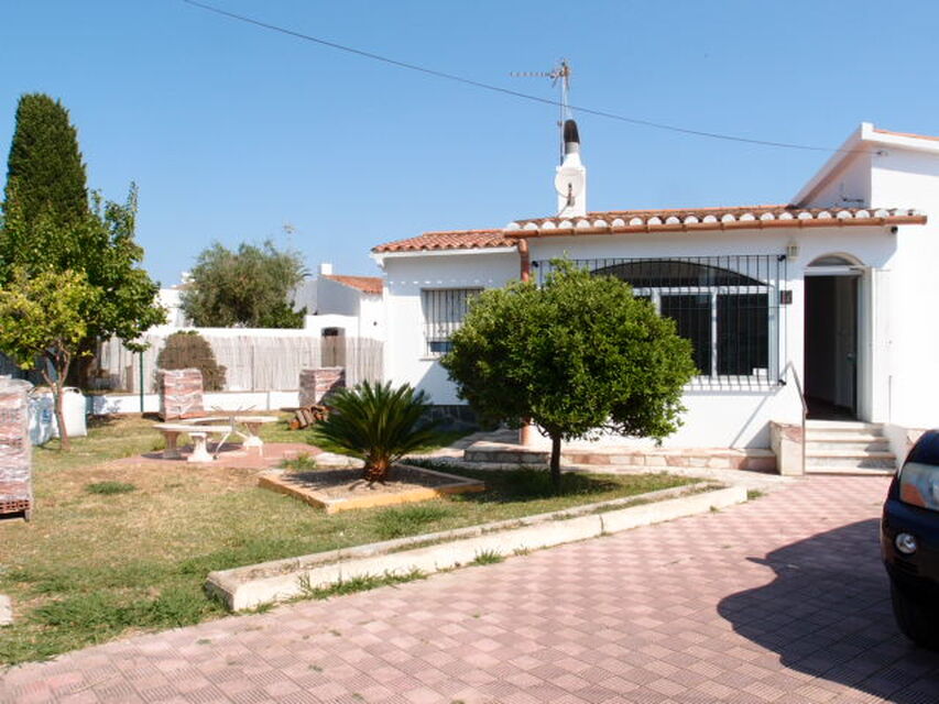 SINGLE-STOREY 4-BEDROOM HOUSE in an area popular for its calm and proximity to the center of Empuriabrava.