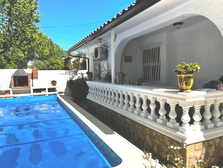 EXCLUSIVITÉ. MAISON DE PLAIN-PIED RÉNOVÉE. proche du Lac Maurici d'Empuriabrava avec 2 chambres + appartement indépendant, piscine et jardin.