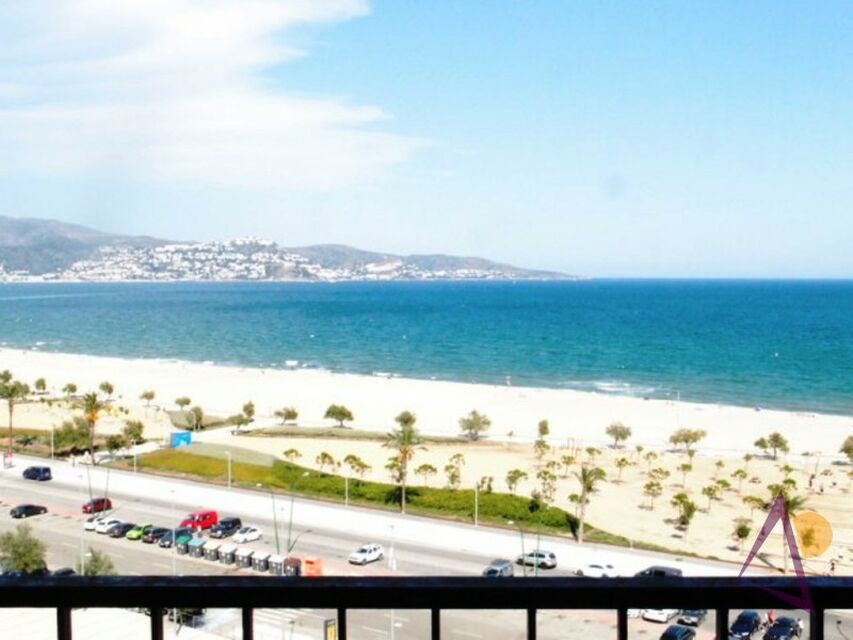 STUDIO MIT MEERBLICK AM STRAND VON EMPURIABRAVA in der Nähe von allem. Ideal für Ferien oder Vermietung.